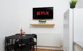 Cozy 2-Bed Garden Flat, With Free Private Parking, Wembley